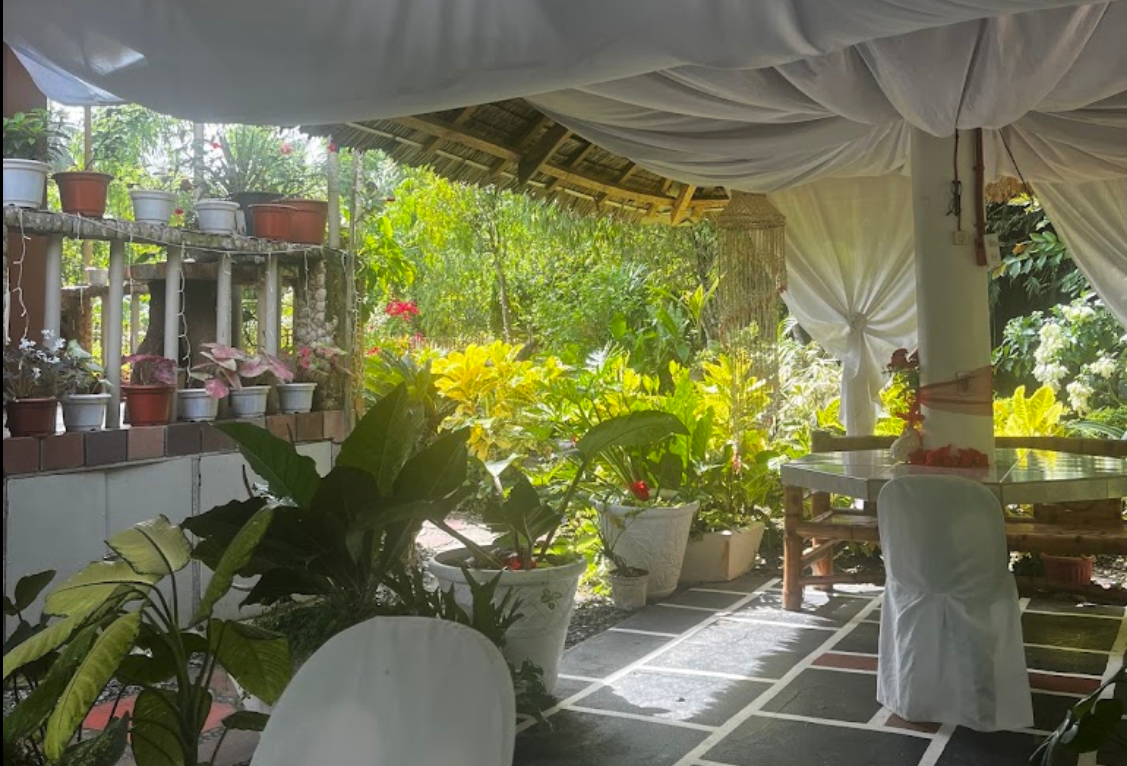 Guest Eating Area & Bar
